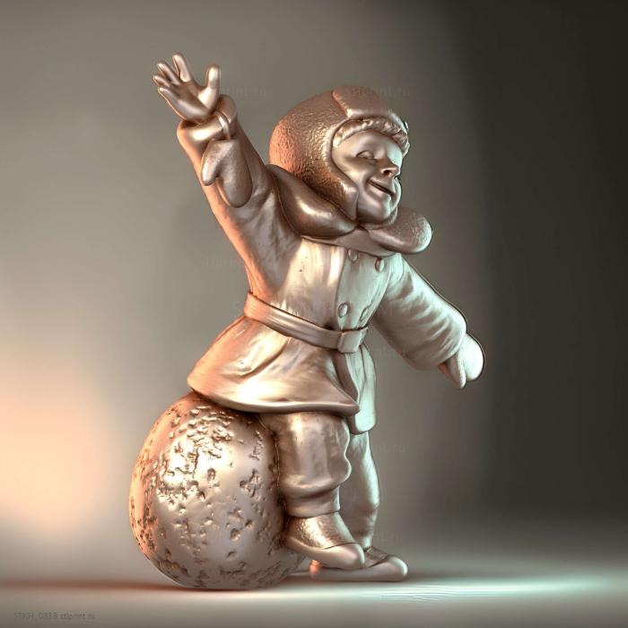 Улыбающийся мальчик сидит на снежке 56